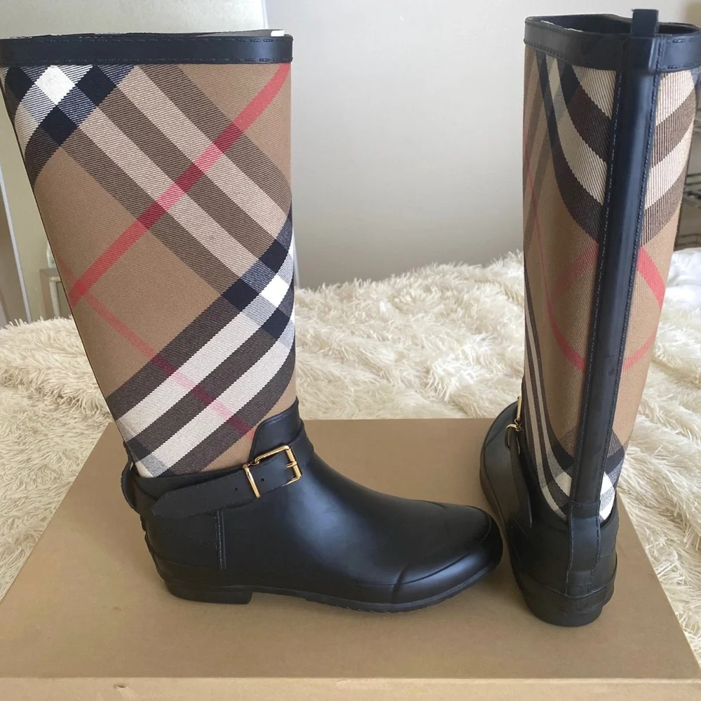 Burberry check rain boot (fits sizes 9-10) - Picture 4 of 13